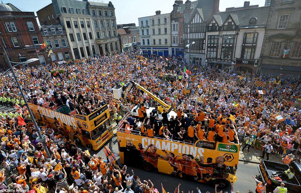 Đường phố chuyển màu vàng ngày Bầy sói trở lại Premier League